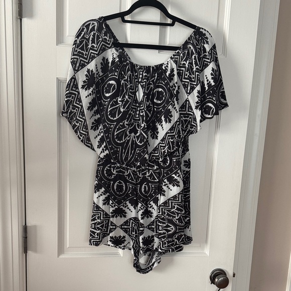 Alice + Olivia Pants - Alice + Olivia Monochrome Geometric Romper